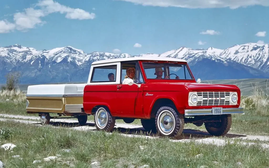 Ford Bronco clásico y moderno mostrando su legado todoterreno