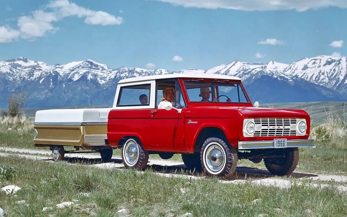 Ford Bronco clásico y moderno mostrando su legado todoterreno