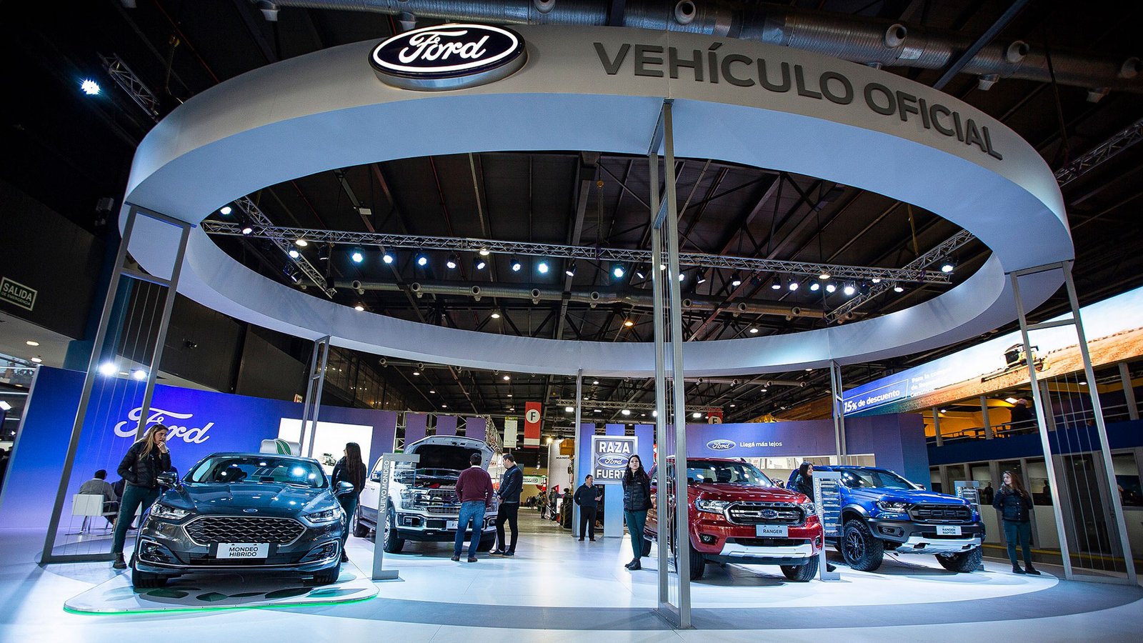 Stand de Ford en feria automotriz mostrando sus camionetas afectadas por recall