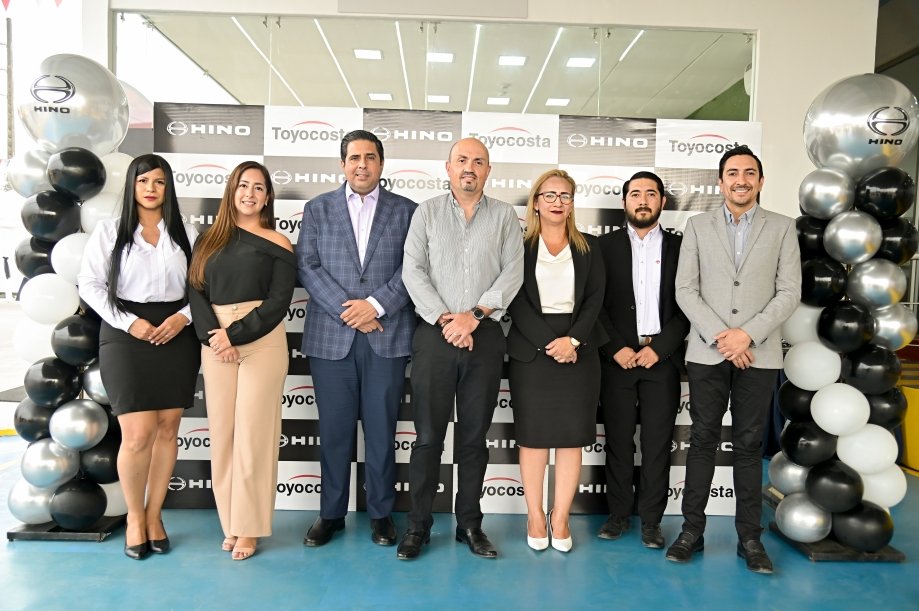 Camiones Hino nuevos en concesionario Toyocosta Ecuador con equipo comercial especializado en transporte pesado