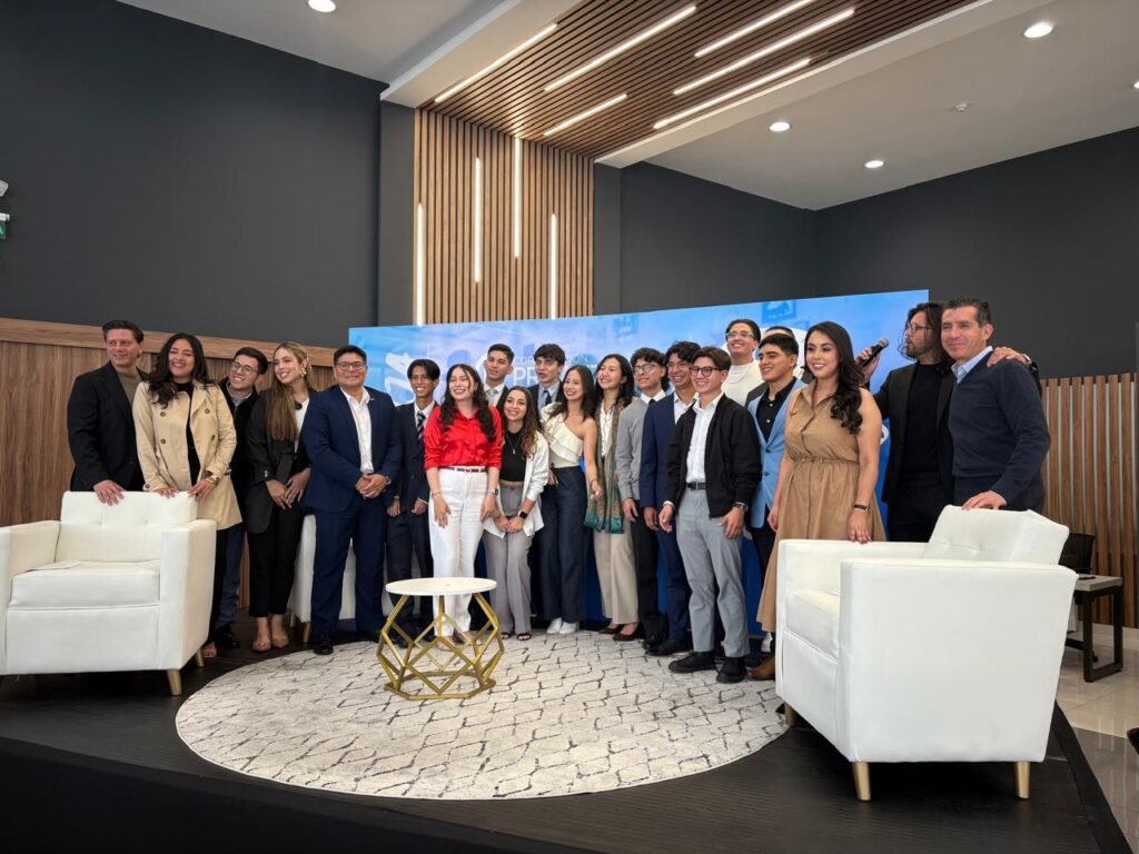 Jóvenes participantes en la jornada inaugural del programa “De 0 a Ninja” en Ecuador organizado por Proauto.