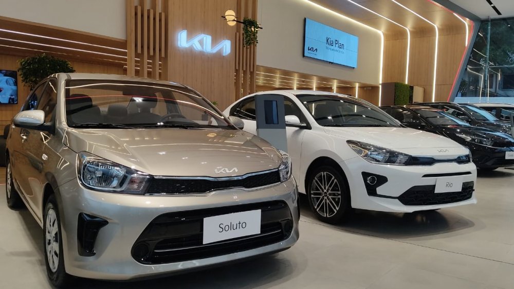 Vehículos coreanos Kia en concesionaria de Quito durante exhibición comercial en Ecuador