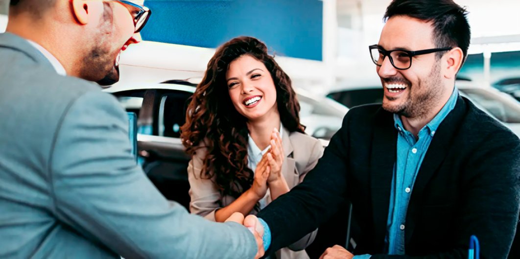 Persona joven recibiendo las llaves de su primer auto nuevo