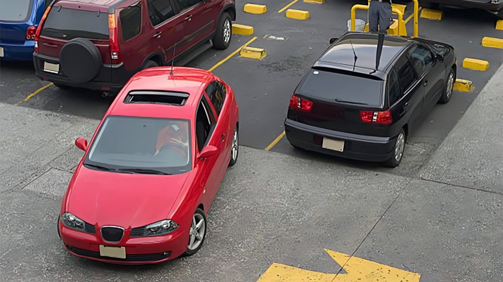 Conductor cometiendo errores al estacionarse en batería en un centro comercial