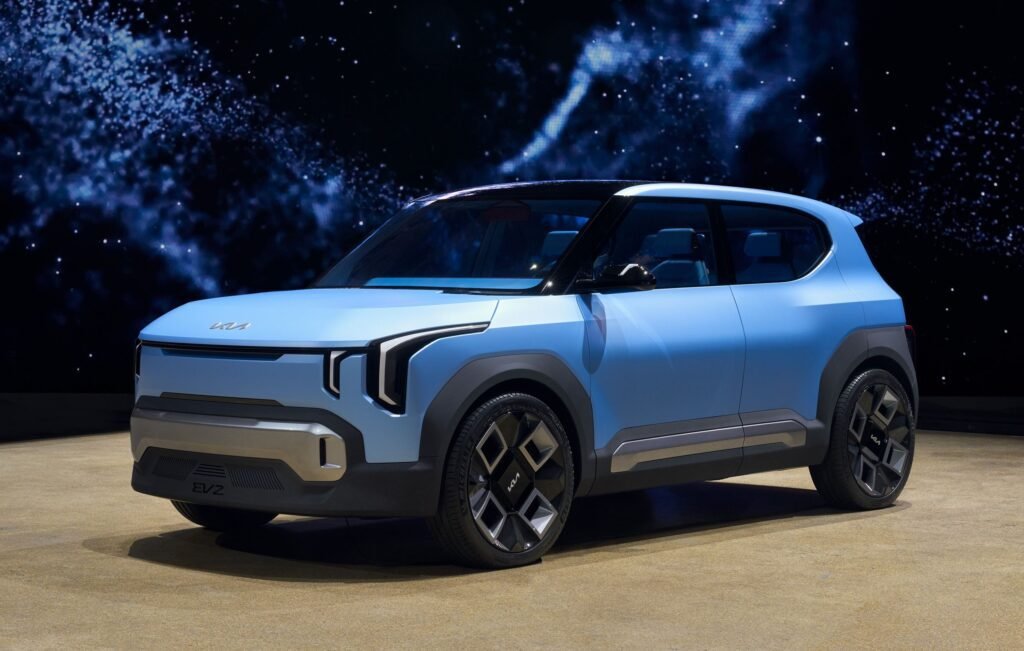 Render del Kia EV2 GT con diseño deportivo y detalles en verde neón.