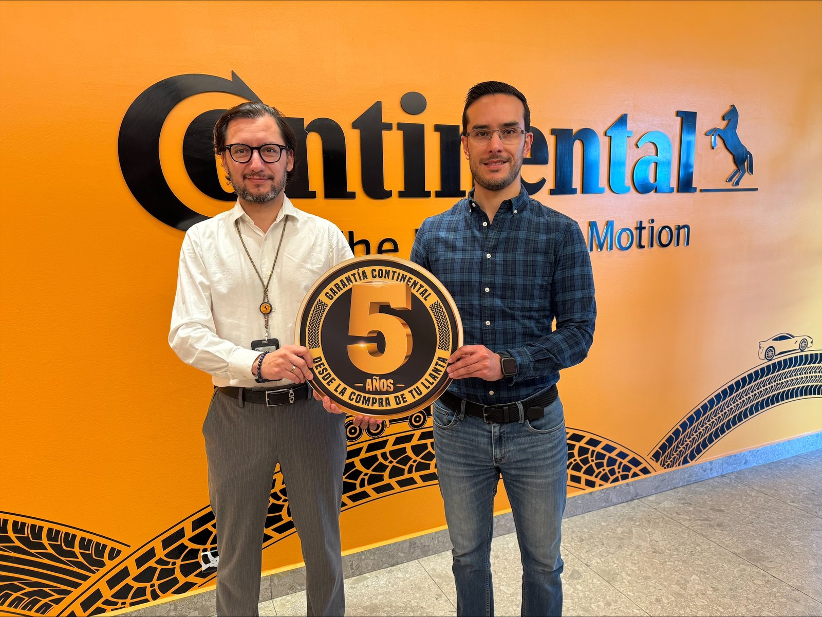 Directivos de Continental Tire Andina presentan la ampliación de la garantía de neumáticos a cinco años.