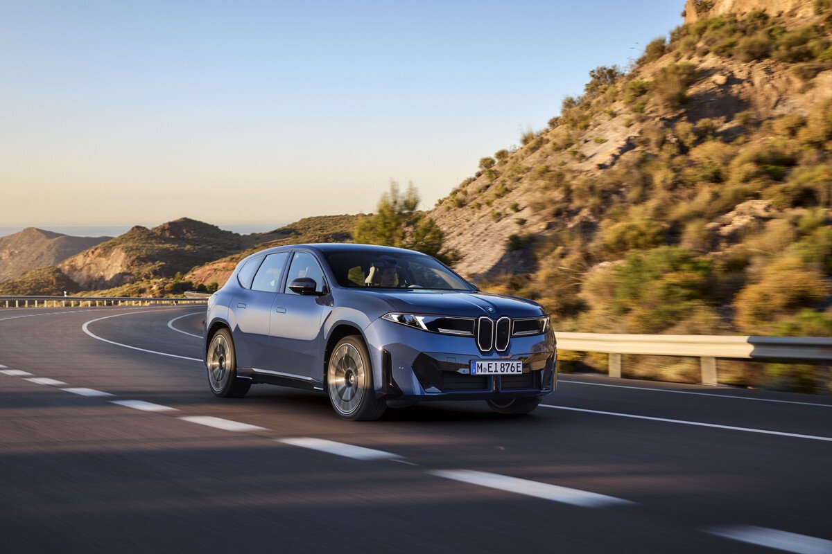 BMW iX3 Nueva Clase SUV eléctrico premium color azul en estudio con diseño futurista y parrilla característica