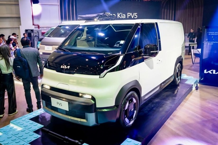 Stand de Kia Ecuador Automundo 2025 exhibiendo All New Sportage y PV5 eléctrica con visitantes