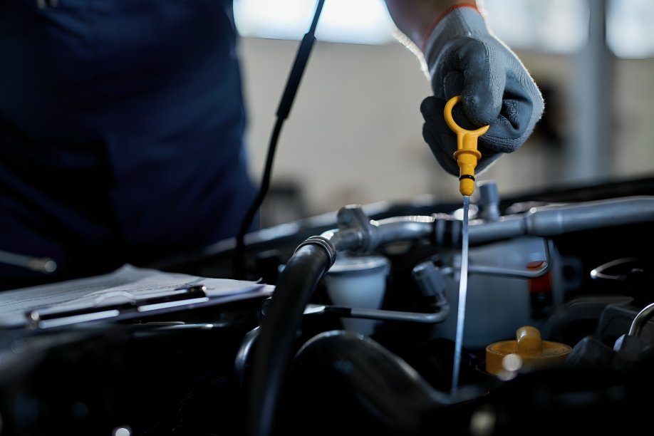 Motor de automóvil mostrando varilla de aceite y componentes internos relacionados con consumo excesivo de lubricante