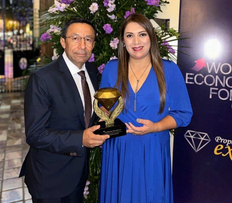 Representantes de Continental Tire Andina recibiendo premio como empresa icónica en el WEF 2025.