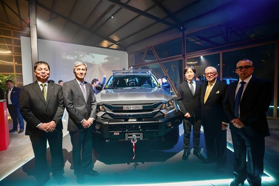 Presentación oficial de Isuzu Pickup Truck en evento de lanzamiento Villa Pietra Quito Ecuador con ejecutivos japoneses