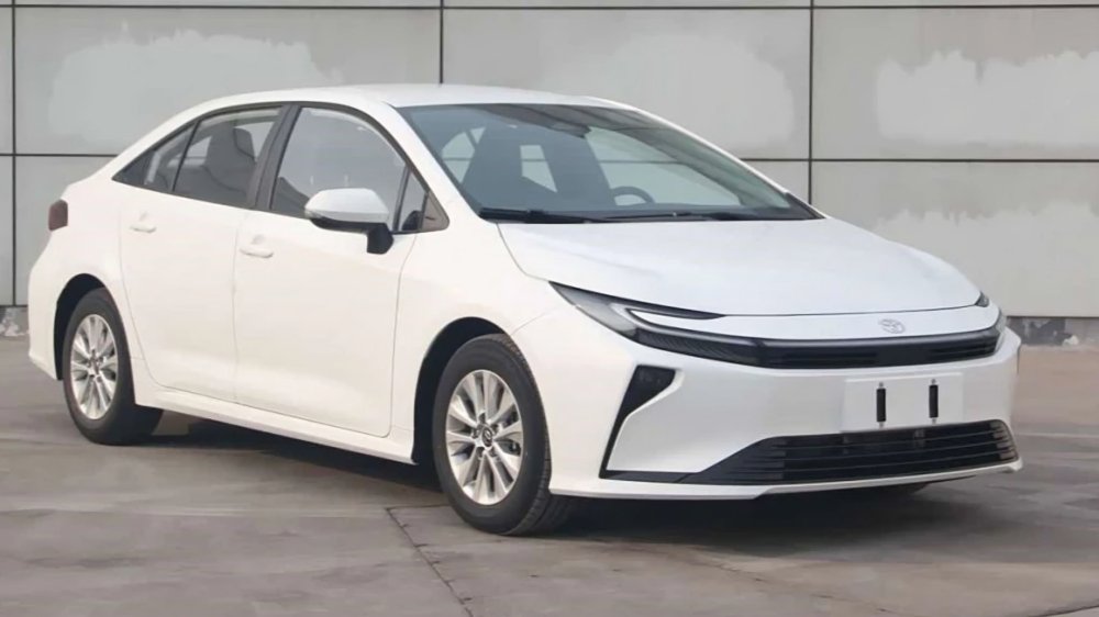 Toyota Corolla 2026 con nuevo diseño frontal Hammerhead Shark y faros tipo bumerán en presentación oficial