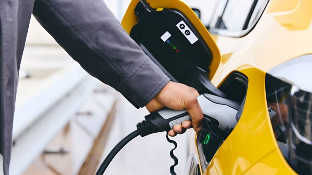 Auto eléctrico conectado a estación de carga mostrando errores comunes de carga que dañan la batería del vehículo