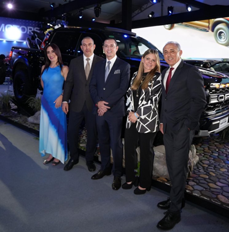 Ejecutivos Ford Quito Motors en ceremonia apertura Automundo 2025 con modelos nuevos