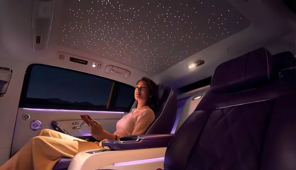 Interior de automóvil con sistema de sonido de 43 altavoces ofreciendo experiencia 4D