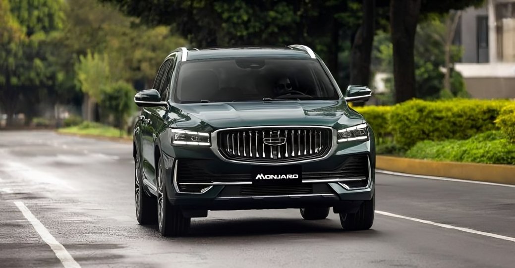 Geely Monjaro 2026 SUV premium color gris con rines de 20 pulgadas y parrilla cromada en estudio automotriz
