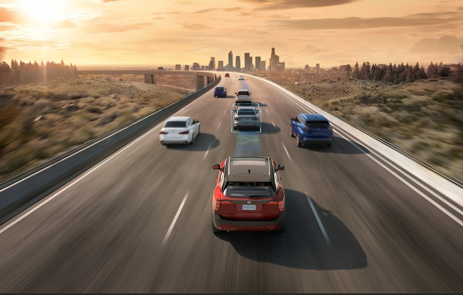Panel de control con sistema de tecnología predictiva en vehículos Nissan mostrando alertas de seguridad y monitor 360 grados