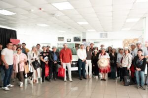 Nissan Qashqai 2026 en Cuenca junto a artesanos cuencanos y ejecutivos de la marca japonesa.