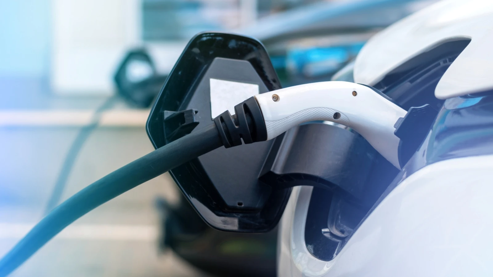 Vehículos eléctricos en exhibición durante evento de electromovilidad en México, con puntos de carga y autos de diferentes marcas.