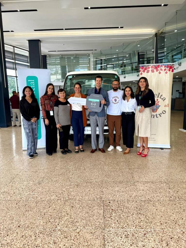 Equipo de Teojama Comercial junto a AEI entregando un camión HINO para el proyecto De Vuelta al Centro en Quito.