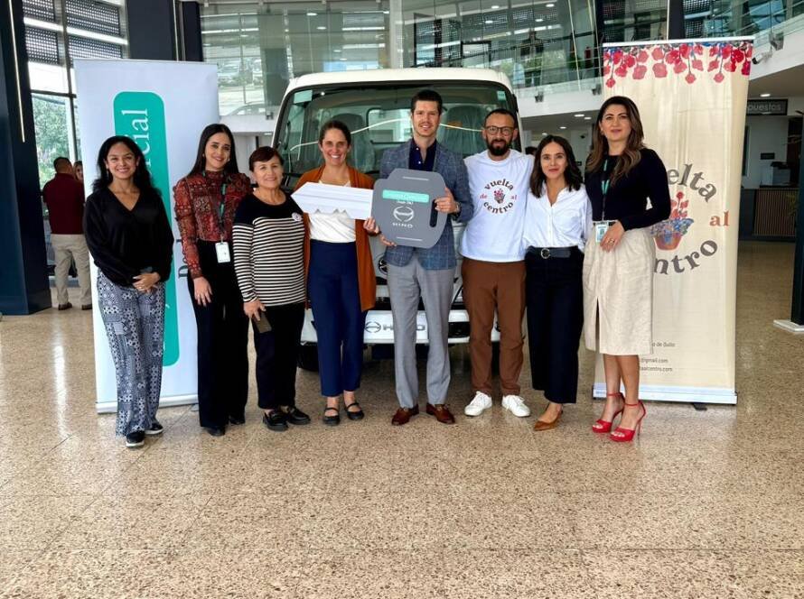 Equipo de Teojama Comercial junto a AEI entregando un camión HINO para el proyecto De Vuelta al Centro en Quito.
