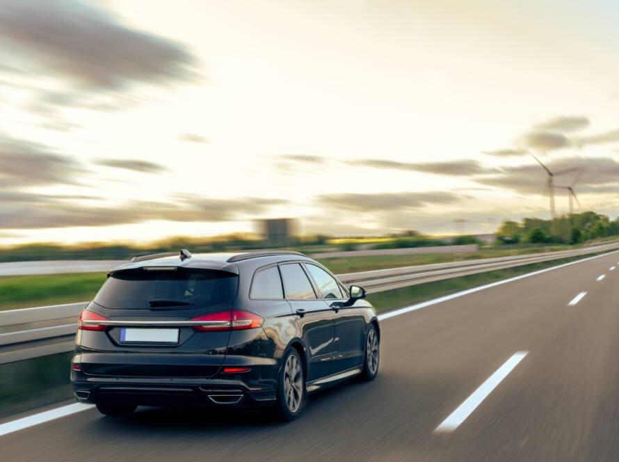 Vehículo en carretera durante las festividades, simbolizando la seguridad y respaldo que ofrece Ituran a los conductores ecuatorianos.