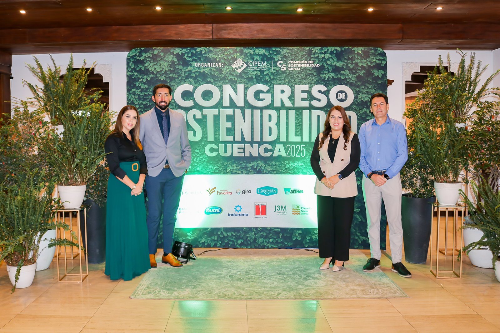 Representantes de Continental Tire Andina reciben premio al Mejor Stand Sostenible por su compromiso con la sostenibilidad empresarial en Cuenca.