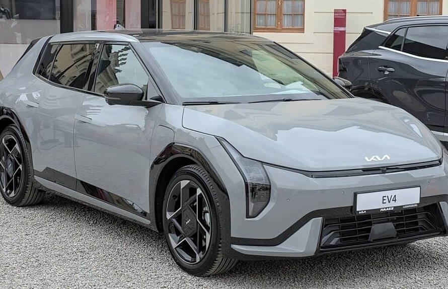 Papel perfumado KIA con forma de tanque de gasolina colgado en retrovisor de vehículo eléctrico EV4