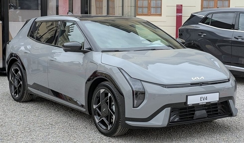Papel perfumado KIA con forma de tanque de gasolina colgado en retrovisor de vehículo eléctrico EV4