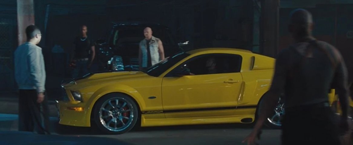 Ford Mustang clásico en escena de persecución cinematográfica representando vehículos que pasaron del cine a la vida real
