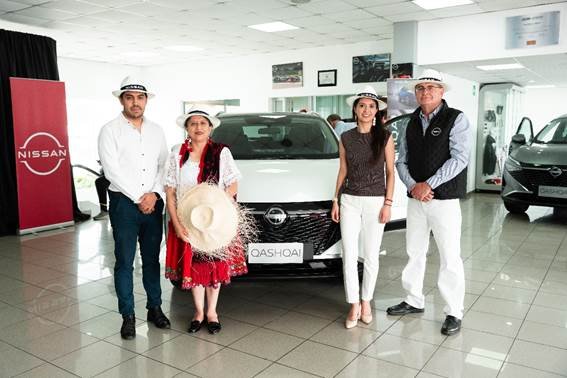Nissan Qashqai 2026 en Cuenca junto a artesanos cuencanos y ejecutivos de la marca japonesa.