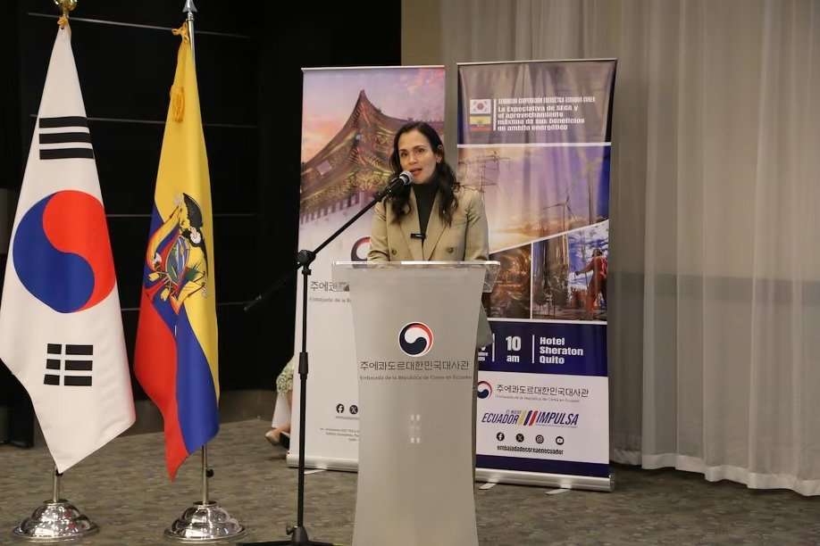 Funcionarios del Gobierno de Ecuador y ejecutivos de Hyundai durante un evento bilateral sobre cooperación energética en Quito, octubre de 2025.