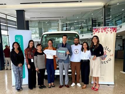 Equipo de Teojama Comercial junto a AEI entregando un camión HINO para el proyecto De Vuelta al Centro en Quito.