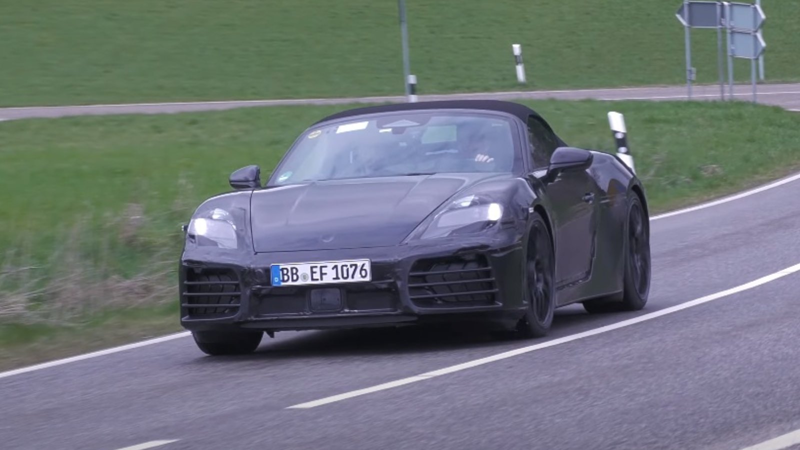 Prototipo del Porsche 718 eléctrico con frente similar al Porsche 911 durante pruebas en carretera.