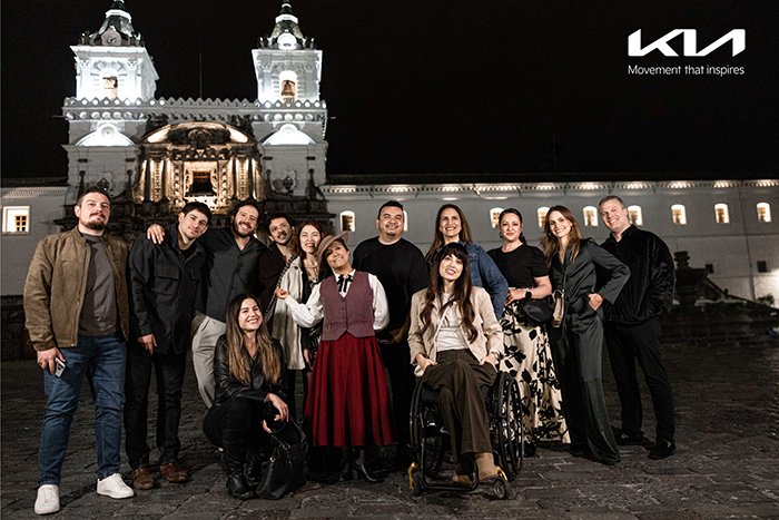 Influencers visitando Kia E-Ground para conocer tecnologías de movilidad sostenible