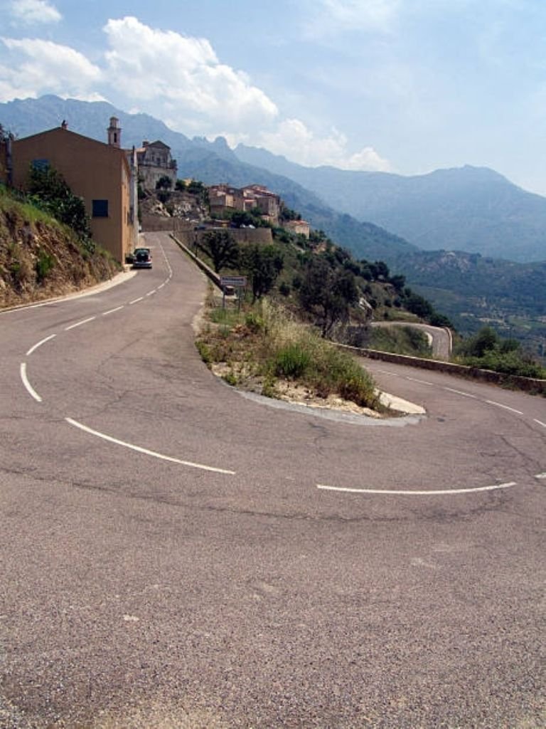 Conductor enfrentando un descenso pronunciado con freno motor activo