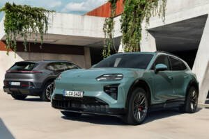 Nuevo Porsche Cayenne Electric color plateado estacionado mostrando diseño frontal y lateral del SUV eléctrico alemán