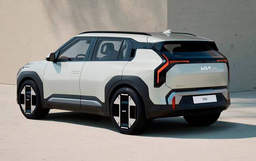 Kia EV3 eléctrico color azul aparcado en entorno urbano moderno, tercer coche eléctrico más vendido en España octubre 2025