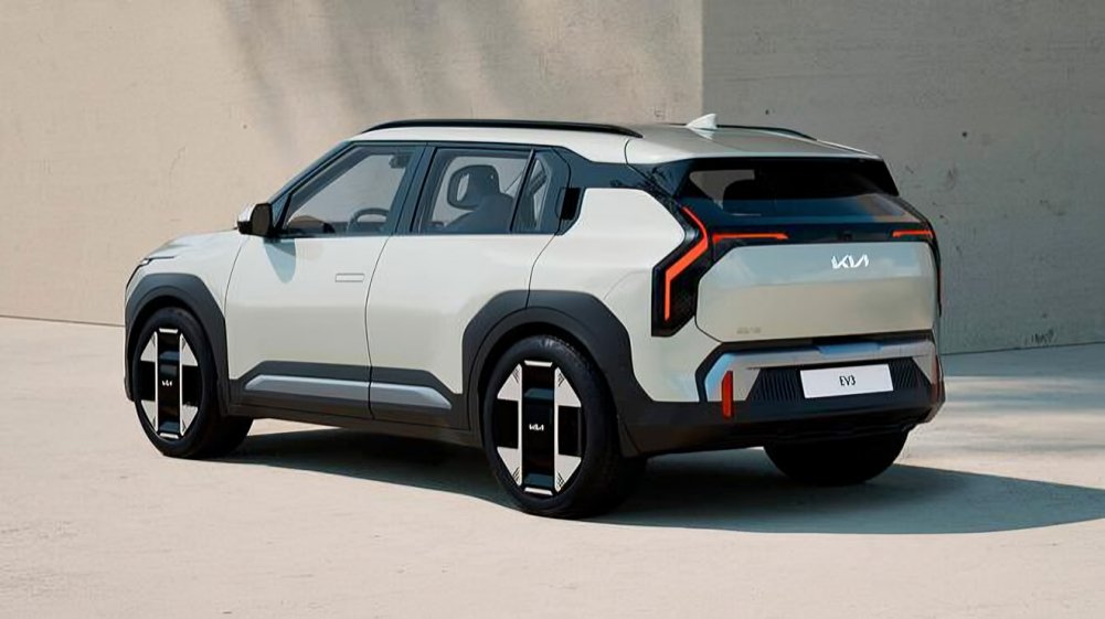 Kia EV3 eléctrico color azul aparcado en entorno urbano moderno, tercer coche eléctrico más vendido en España octubre 2025