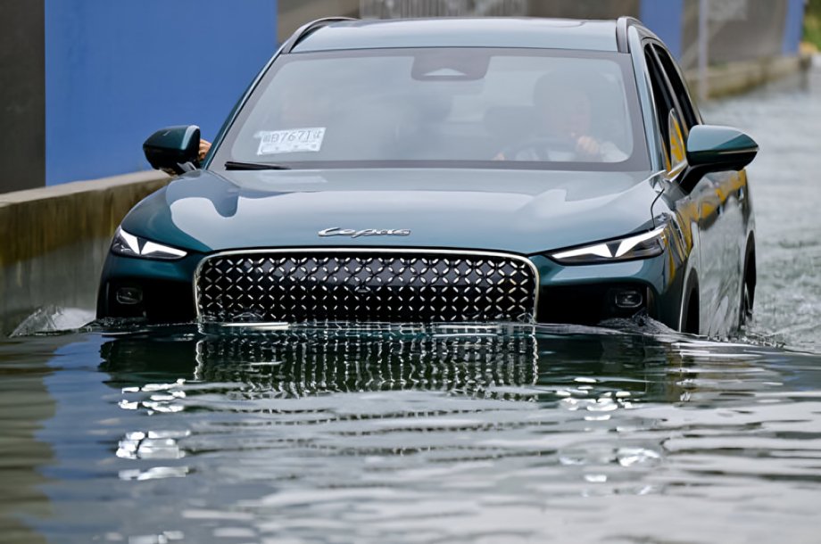 Vehículo LEPAS L8 atravesando carretera inundada con profundidad superior a 600 milímetros demostrando tecnología de seguridad