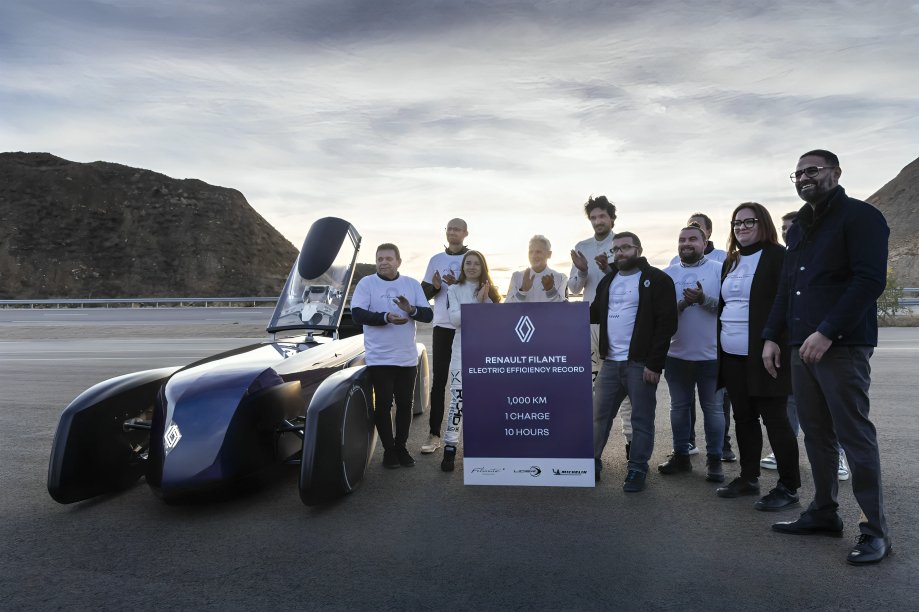 Prototipo eléctrico Renault Filante Record 2025 recorre 1.000 km sin recargar en pista de pruebas UTAC Marruecos