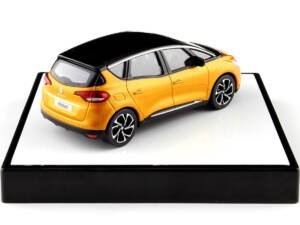 Modelos Renault en miniatura exhibidos en la tienda RNLT de Samborondón.