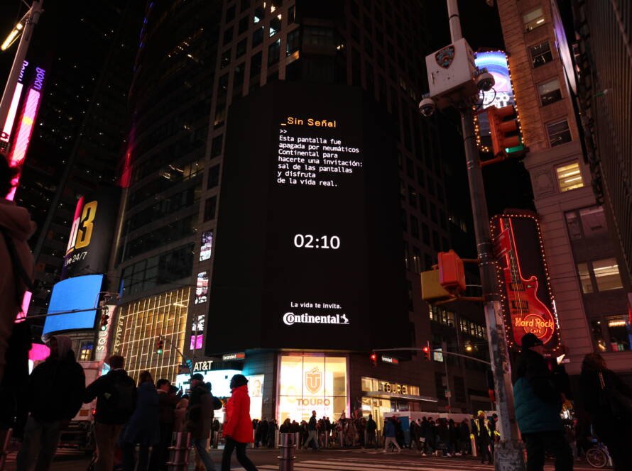 Continental apaga pantalla en Times Square para promover desconexión digital