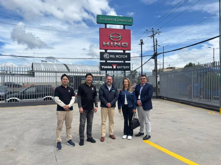 Ejecutivos de Yuasa Japón reunidos con directivos de Teojama Comercial en Quito