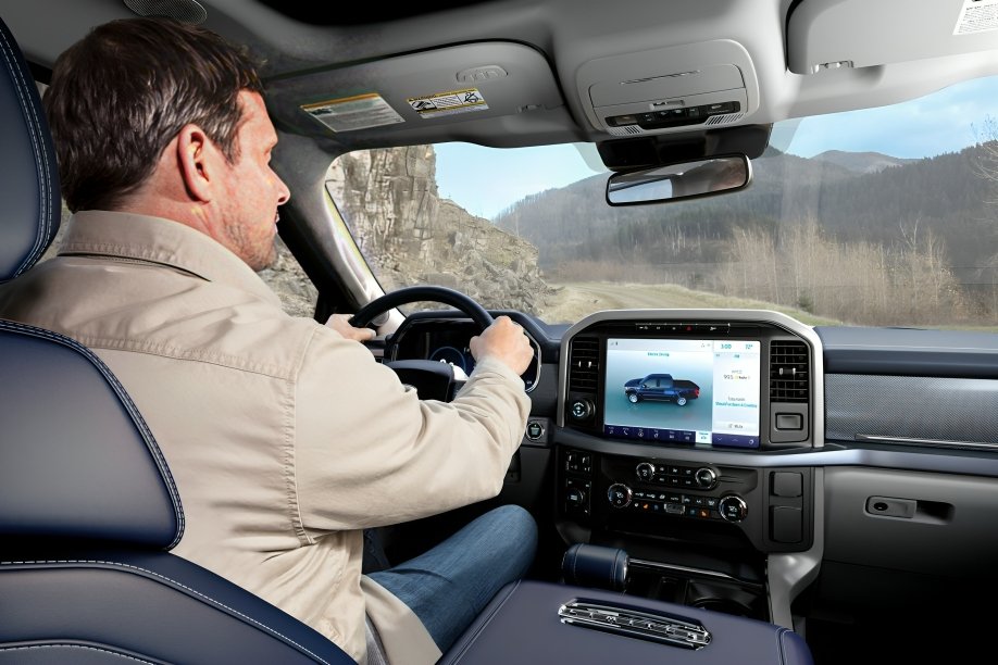 Sistemas avanzados de asistencia al conductor en Ford F-150 FHEV mostrando tecnología ADAS y sensores inteligentes