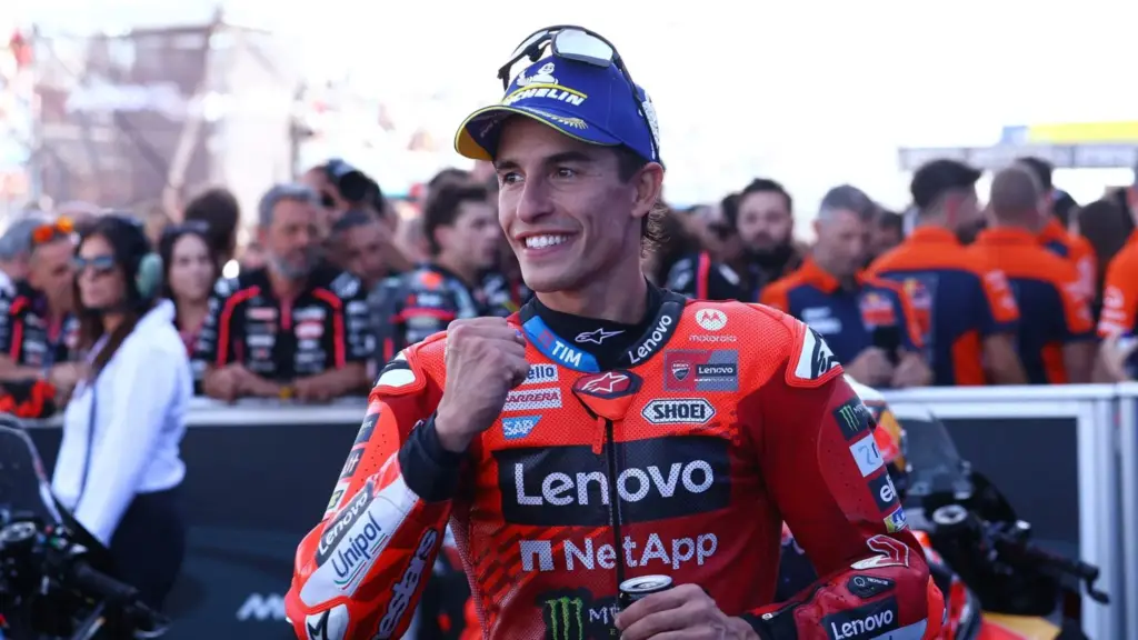 Marc Márquez celebra su noveno título mundial de MotoGP tras una temporada destacada con Ducati.