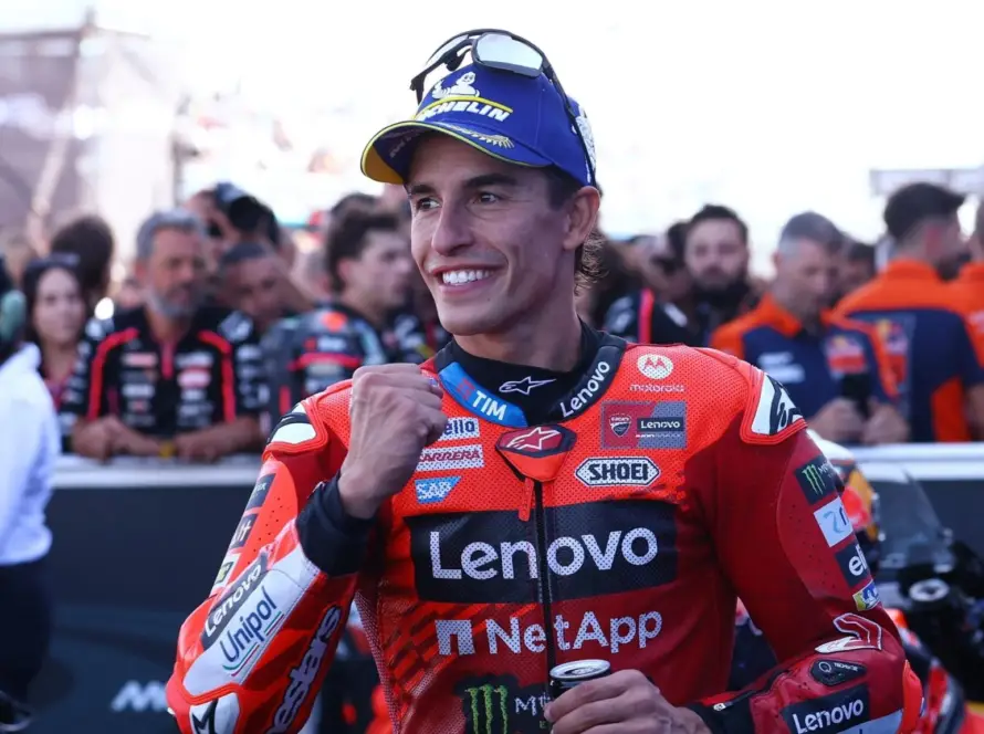 Marc Márquez celebra su noveno título mundial de MotoGP tras una temporada destacada con Ducati.
