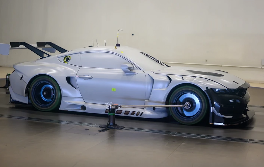 Ford Mustang GT3 Evo 2026 en pista durante pruebas de resistencia