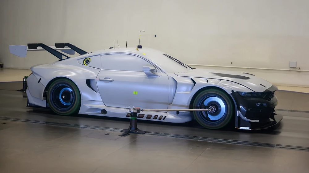 Ford Mustang GT3 Evo 2026 en pista durante pruebas de resistencia
