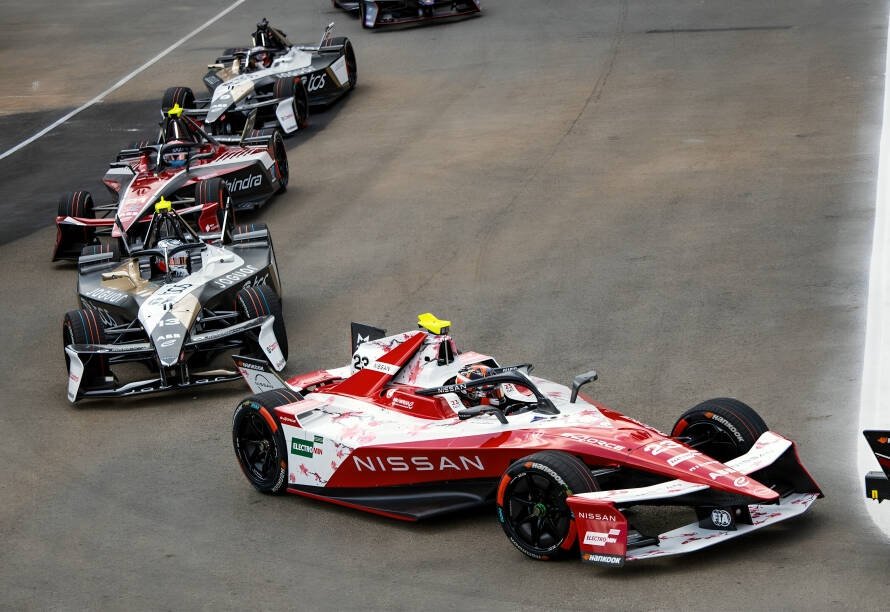 Oliver Rowland del equipo Nissan de Fórmula E Temporada 12 celebra en podio tras segundo lugar en E-Prix São Paulo Brasil 2025